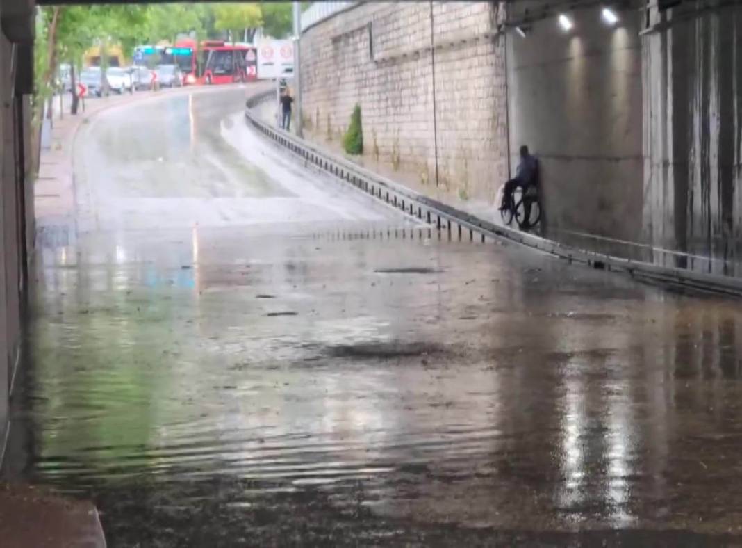 Tahminciler 4 gün, Meteoroloji saatler kala uyarmıştı! Konya’da tarihe geçecek yağış 7
